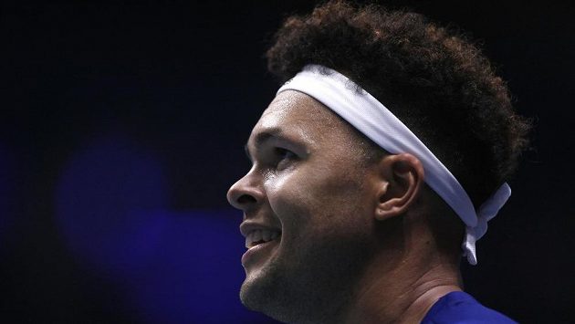 Jo-Wilfried Tsonga z Francie má důvod k radosti. Za nepříznivého stavu 0:1 porazil Belgičana Stevea Darcise a srovnal stav ve finále Davis Cupu na 1:1 po prvním dnu. Jo-Wilfried Tsonga z Francie má důvod k radosti. Za nepříznivého stavu 0:1 porazil Belgičana Stevea Darcise a srovnal stav ve finále Davis Cupu na 1:1 po prvním dnu.