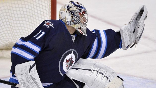 Český brankář Ondřej Pavelec úspěšně kryje střelecký pokus hráčů Buffala. Český brankář Ondřej Pavelec úspěšně kryje střelecký pokus hráčů Buffala.