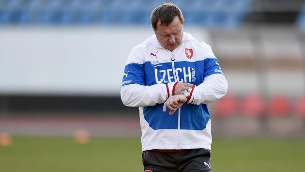 Reprezentační kouč Pavel Vrba kontroluje čas během tréninku. Reprezentační kouč Pavel Vrba kontroluje čas během tréninku.
