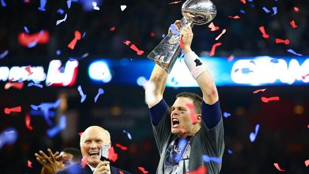 Quarterback New England Patriots Tom Brady (12) pózuje s trofejí Vince Lombardiho po vítězství nad Atlantou Falcons v Super Bowlu. Quarterback New England Patriots Tom Brady (12) pózuje s trofejí Vince Lombardiho po vítězství nad Atlantou Falcons v Super Bowlu.