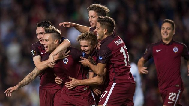 Václav Kadlec (druhý zleva) se raduje se spoluhráči ze Sparty z branky, kterou vstřelil Interu Milán. Václav Kadlec (druhý zleva) se raduje se spoluhráči ze Sparty z branky, kterou vstřelil Interu Milán.
