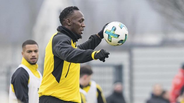 Jamajský sprinter Usain Bolt na tréninku Borussie Dortmund. Jamajský sprinter Usain Bolt na tréninku Borussie Dortmund.