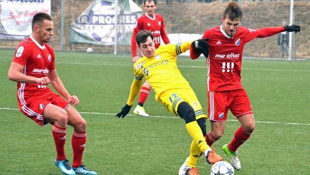 Milan Jirásek (úplně vpravo) v přípravném utkání proti slovenským Michalovcům. Milan Jirásek (úplně vpravo) v přípravném utkání proti slovenským Michalovcům.
