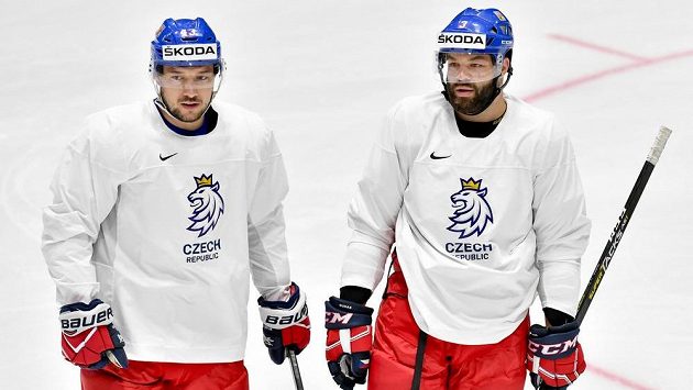 Útočník Jan Kovář (vlevo) a obránce Radko Gudas při rozbruslení před zápasem se Švédy. Útočník Jan Kovář (vlevo) a obránce Radko Gudas při rozbruslení před zápasem se Švédy.