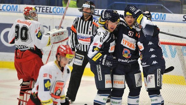 Hokejisté Vítkovic se radují z gólu v síti Hradce Králové. Uprostřed je autor branky Rostislav Olesz. Hokejisté Vítkovic se radují z gólu v síti Hradce Králové. Uprostřed je autor branky Rostislav Olesz.