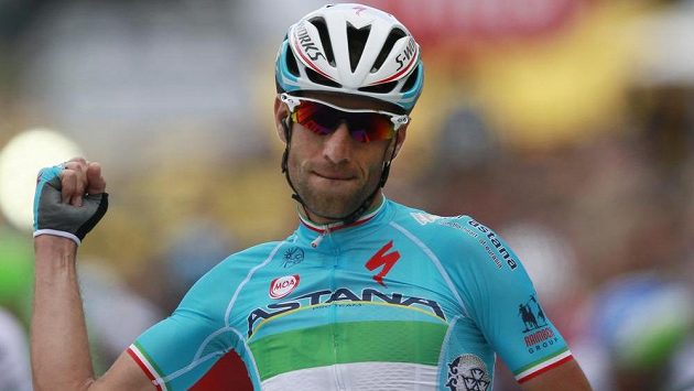 Italský cyklista Vincenzo Nibali se raduje z triumfu ve druhé etapě Tour de France. Italský cyklista Vincenzo Nibali se raduje z triumfu ve druhé etapě Tour de France.