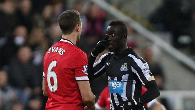 Jonny Evans z Manchesteru United (vlevo) a Papiss Cissé z Newcastlu ve při. Jonny Evans z Manchesteru United (vlevo) a Papiss Cissé z Newcastlu ve při.