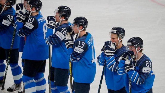 Posmutnělí hokejisté Finska po finálové prohře s Kanadou na MS v Lotyšsku. Posmutnělí hokejisté Finska po finálové prohře s Kanadou na MS v Lotyšsku.