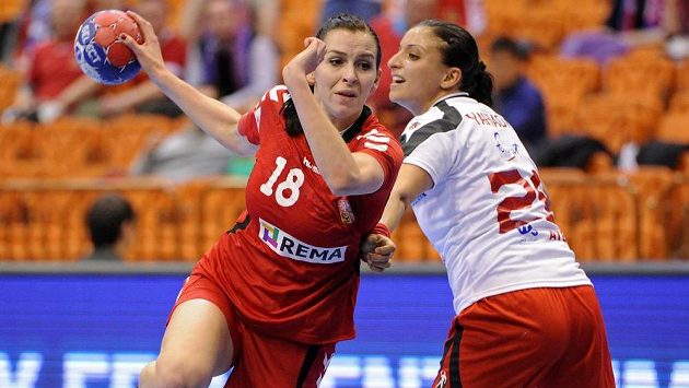 Iveta Luzumová (vlevo) se snaží střelecky prosadit přes bránící Faten Jahíauiovou z Tuniska. Iveta Luzumová (vlevo) se snaží střelecky prosadit přes bránící Faten Jahíauiovou z Tuniska.