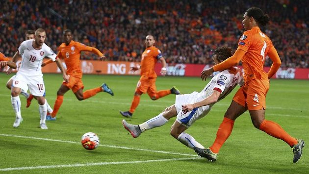 Josef Šural (druhý zprava) v pádu dává druhý český gól proti Nizozemsku v kvalifikaci ME v Amsterdamu s Nizozemskem. Vpravo Virgil van Dijk. Přihlížejí Jiří Skalák (10), Georginio Wijnaldum (8) a s kapitánskou páskou Wesley Sneijder. Josef Šural (druhý zprava) v pádu dává druhý český gól proti Nizozemsku v kvalifikaci ME v Amsterdamu s Nizozemskem. Vpravo Virgil van Dijk. Přihlížejí Jiří Skalák (10), Georginio Wijnaldum (8) a s kapitánskou páskou Wesley Sneijder.