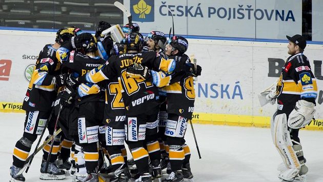 Litvínovští hokejisté slaví výhru na Spartě. Litvínovští hokejisté slaví výhru na Spartě.