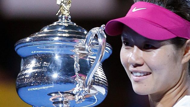 Li Na s trofejí pro vítězku Australian Open. Li Na s trofejí pro vítězku Australian Open.