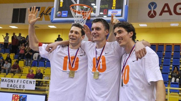 Hráči Nymburka (zleva) Petr Benda, Radek Nečas a Jiří Welsch se radují z desátého mistrovského titulu. Hráči Nymburka (zleva) Petr Benda, Radek Nečas a Jiří Welsch se radují z desátého mistrovského titulu.