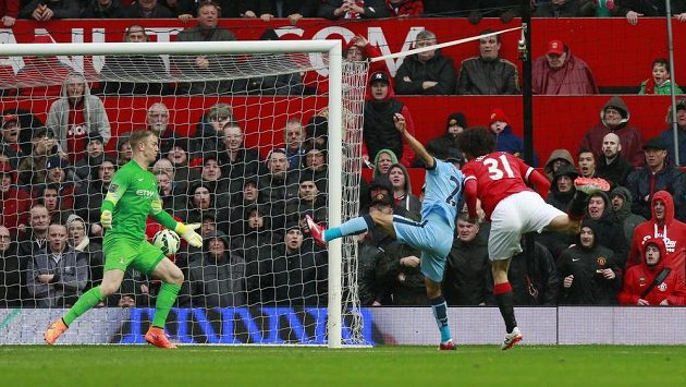 Marouane Fellaini z Manchesteru United (vlevo) střílí gól do sítě Manchesteru City. Marouane Fellaini z Manchesteru United (vlevo) střílí gól do sítě Manchesteru City.