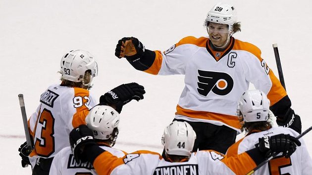 Claude Giroux (čelem) se raduje se spoluhráči z Philadelphie, včetně Jakuba Voráčka (vlevo). Claude Giroux (čelem) se raduje se spoluhráči z Philadelphie, včetně Jakuba Voráčka (vlevo).