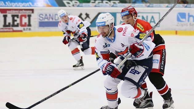 Tomáš Mertl z Hradce (vpravo) stíhá Petera Ölveckého z Chomutova. Tomáš Mertl z Hradce (vpravo) stíhá Petera Ölveckého z Chomutova.