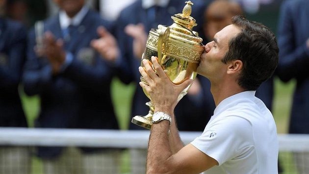 Švýcar Roger Federer s trofejí po finále Wimbledonu. Přidá triumf i na US Open? Švýcar Roger Federer s trofejí po finále Wimbledonu. Přidá triumf i na US Open?