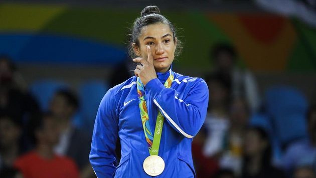Dojatá kosovská judistka Majlinda Kelmendiová. Dojatá kosovská judistka Majlinda Kelmendiová.