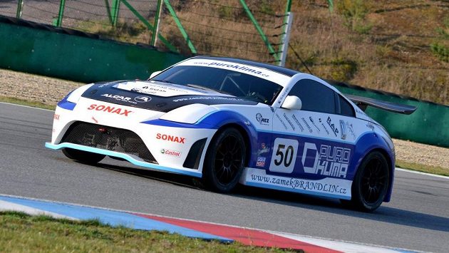 Petr Vojáček na trati s nissanem. Petr Vojáček na trati s nissanem.