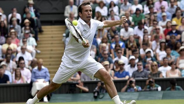 Český tenista Radek Štěpánek v duelu se Srbem Novakem Djokovičem. Český tenista Radek Štěpánek v duelu se Srbem Novakem Djokovičem.