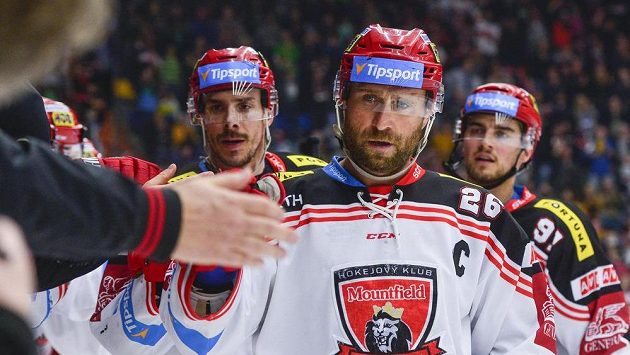 Jaroslav Bednář (uprostřed) po gólu do sítě Komety. Jaroslav Bednář (uprostřed) po gólu do sítě Komety.