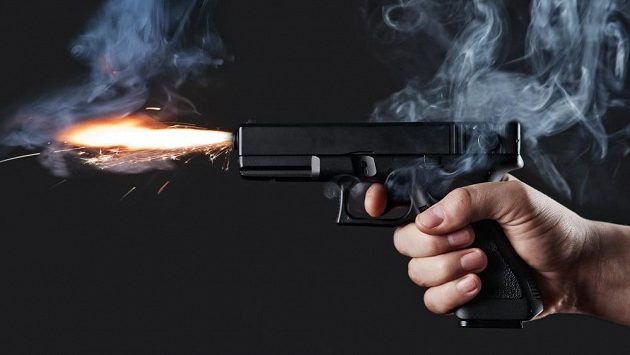 Kolega ji přišel zavraždit. Dosáhl jen toho, že je žena ještě odhodlanější a odvážnější. Kolega ji přišel zavraždit. Dosáhl jen toho, že je žena ještě odhodlanější a odvážnější.