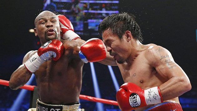 Americký boxer Floyd Mayweather (vlevo) a Filipínec Manny Pacquiao, jehož nyní čeká až roční pauza. Americký boxer Floyd Mayweather (vlevo) a Filipínec Manny Pacquiao, jehož nyní čeká až roční pauza.