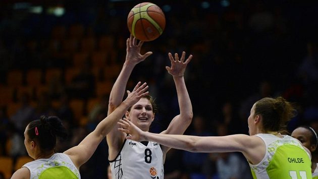 Ilona Burgrová z USK Praha (uprostřed), Barbora Kašpárková (vlevo) a Nicole Katherine Ohldeová (vpravo), obě z Brna. Ilona Burgrová z USK Praha (uprostřed), Barbora Kašpárková (vlevo) a Nicole Katherine Ohldeová (vpravo), obě z Brna.