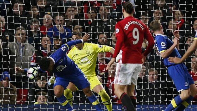 Inkrimovaný moment z utkání Manchester United - Everton. Ashley Williams zahrál ve vápně po střele Shawa (mimo snímek) rukou. Inkrimovaný moment z utkání Manchester United - Everton. Ashley Williams zahrál ve vápně po střele Shawa (mimo snímek) rukou.