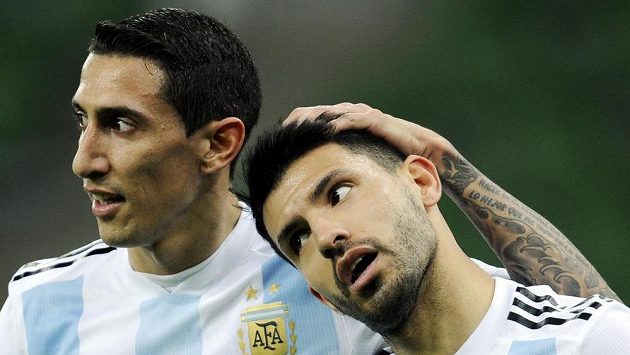 Argentinci Ángel di María (vlevo) a střelec gólu Sergio Agüero se radují při utkání s Nigérií v ruském Krasnodaru. Argentinci Ángel di María (vlevo) a střelec gólu Sergio Agüero se radují při utkání s Nigérií v ruském Krasnodaru.