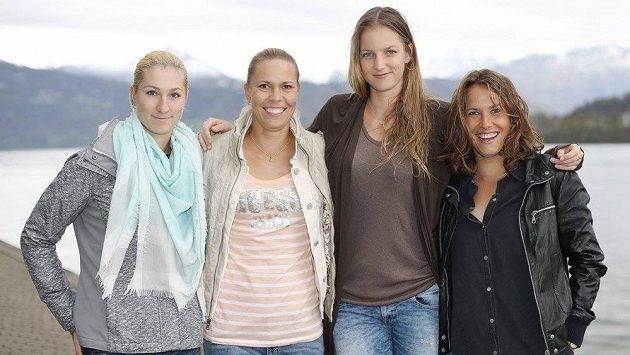 Tenistky zleva Denisa Allertová, Lucie Hradecká, Karolína Plíšková a Barbora Strýcová si do Lucernu přijely pro postup. Tenistky zleva Denisa Allertová, Lucie Hradecká, Karolína Plíšková a Barbora Strýcová si do Lucernu přijely pro postup.