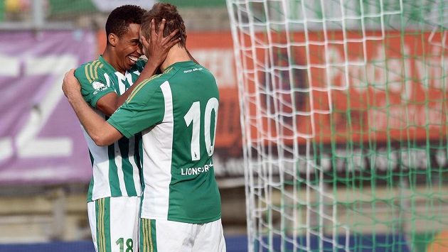 Záložník Bohemians 1905 Jhon Mosquera (vlevo) slaví se spoluhráčem Matúšem Mikušem gól v síti Příbrami. Záložník Bohemians 1905 Jhon Mosquera (vlevo) slaví se spoluhráčem Matúšem Mikušem gól v síti Příbrami.