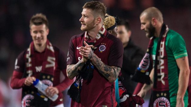 Obránce Sparty Praha Ondřej Mazuch oslavuje se spoluhráči triumf v derby se Slavií. Obránce Sparty Praha Ondřej Mazuch oslavuje se spoluhráči triumf v derby se Slavií.