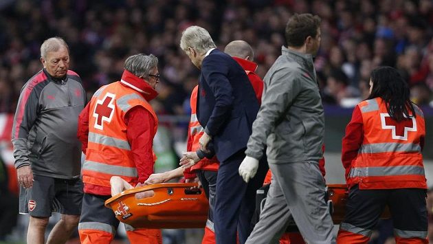 Laurent Koscielny z Arsenalu po zranění opouští hrací plochu na nosítkách. Laurent Koscielny z Arsenalu po zranění opouští hrací plochu na nosítkách.