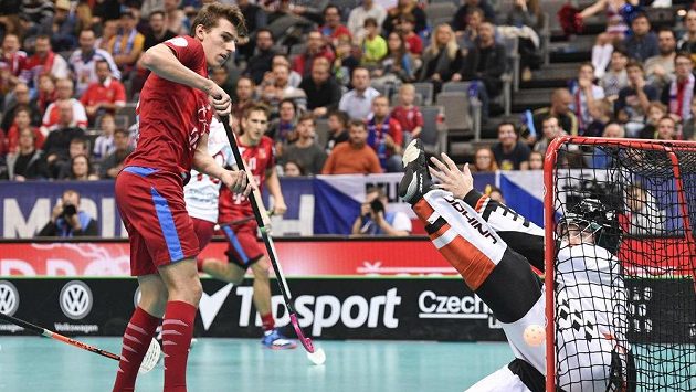 Marek Beneš a dánský brankář Mike Trolle ve čtvrtfinále MS. Marek Beneš a dánský brankář Mike Trolle ve čtvrtfinále MS.