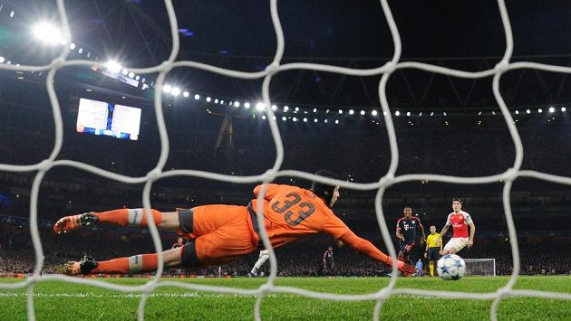 Brankář Arsenalu Petr Čech se natahuje po střele jednoho z borců Bayernu Mnichov. Brankář Arsenalu Petr Čech se natahuje po střele jednoho z borců Bayernu Mnichov.