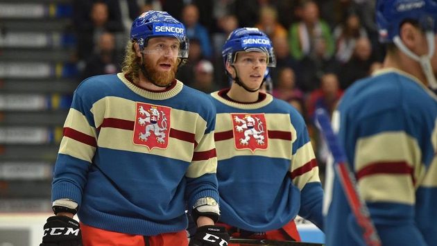 Zleva kapitán české hokejové reprezentace Jakub Voráček a Jakub Krejčík v retro dresu. Zleva kapitán české hokejové reprezentace Jakub Voráček a Jakub Krejčík v retro dresu.