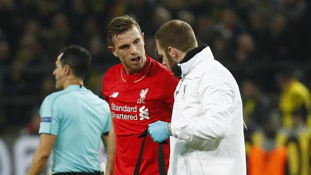 Jordan Henderson z Liverpoolu hovoří s týmovým doktorem. Jordan Henderson z Liverpoolu hovoří s týmovým doktorem.