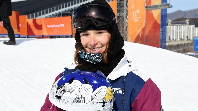 Šárka Pančochová pózuje s novou helmou. Šárka Pančochová pózuje s novou helmou.