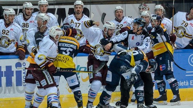 Rvačka mezi hráči týmů Ambri Piotta a Servette Ženeva ve švýcarské lize Rvačka mezi hráči týmů Ambri Piotta a Servette Ženeva ve švýcarské lize