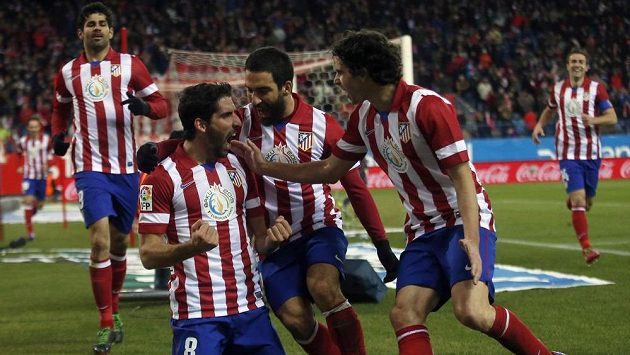 Fotbalisté Atlétika Madrid se radují z gólu proti Valencii (ilustrační foto). Fotbalisté Atlétika Madrid se radují z gólu proti Valencii (ilustrační foto).