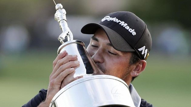 Australský golfista Jason Day s trofejí pro vítěze Palmerova turnaje. Australský golfista Jason Day s trofejí pro vítěze Palmerova turnaje.