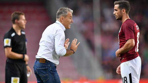 Rumunský fotbalista Alexandru Chipciu a trenér Pavel Hapal během utkání Sparty proti Opavě. Rumunský fotbalista Alexandru Chipciu a trenér Pavel Hapal během utkání Sparty proti Opavě.