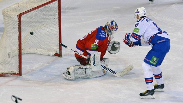 Ilja Kovalčuk z Petrohradu (vpravo) dává rozhjodující gól ze samostatných nájezdů brankáři Lva Praha Petrimu Vehanenovi. Ilja Kovalčuk z Petrohradu (vpravo) dává rozhjodující gól ze samostatných nájezdů brankáři Lva Praha Petrimu Vehanenovi.