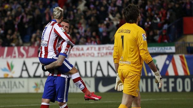Fotbalisté Atlétika Madrid Antoine Griezmann a Mario Mandžukič se radují z gólu, který vstřelili gólmanovi Almeríe Julianovi Cuestovi. Fotbalisté Atlétika Madrid Antoine Griezmann a Mario Mandžukič se radují z gólu, který vstřelili gólmanovi Almeríe Julianovi Cuestovi.