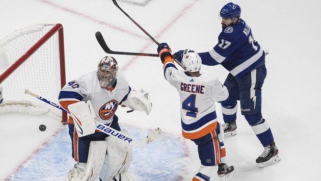 Alex Killorn (17) zcela vpravo v duelu s New Yorkem Islanders. Alex Killorn (17) zcela vpravo v duelu s New Yorkem Islanders.