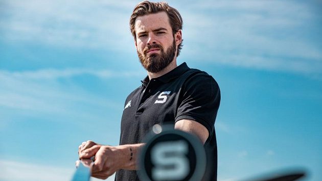 Útočník Roman Horák bude ve Spartě působit další tři sezony. Útočník Roman Horák bude ve Spartě působit další tři sezony.
