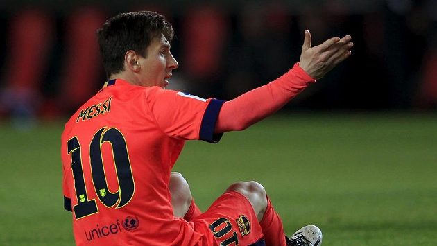 Nespokojený útočník Barcelony Lionel Messi v zápase se Sevillou. Nespokojený útočník Barcelony Lionel Messi v zápase se Sevillou.