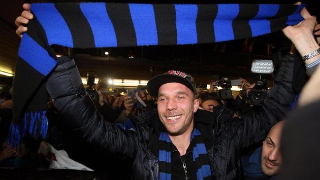 Lukas Podolski v Miláně s šálou Interu. Lukas Podolski v Miláně s šálou Interu.
