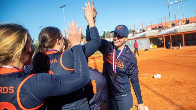 Softbalistka Julie Coufalová předvedla deset odpalů za plot a vytvořila tak nový extraligový rekord. Softbalistka Julie Coufalová předvedla deset odpalů za plot a vytvořila tak nový extraligový rekord.